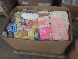 une boîte en carton remplie de vêtements pour bébé et d'autres articles