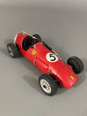 une vieille maquette de voiture de course rouge portant le numéro six à l'avant