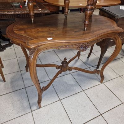 une table avec deux chaises et une table sur laquelle est posé un plateau