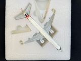 une maquette d'avion posée sur une assiette blanche