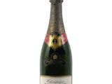 la bouteille de champagne est posée sur une surface blanche