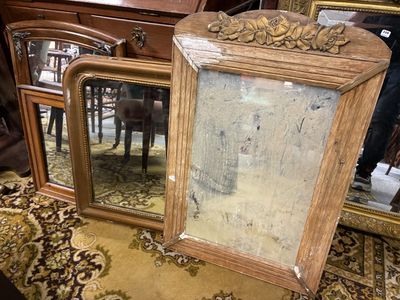 deux miroirs posés l'un à côté de l'autre sur une table