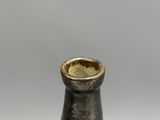 un gros plan d'un petit vase posé sur une table