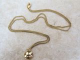 Gros plan sur un collier en or orné d'une croix