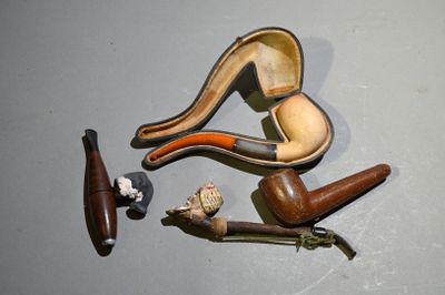 tout un tas de pipes de toutes sortes posées sur la table