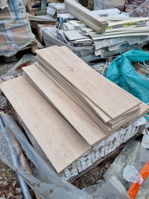 un tas de bois posé par terre à côté d'un autre tas de bois