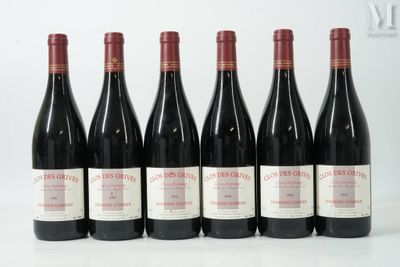six bouteilles de vin rouge sont alignées sur une surface blanche