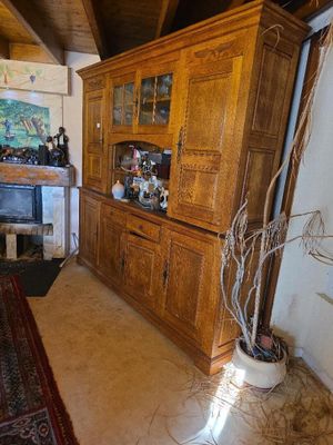une grande armoire en bois au milieu du salon