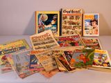 beaucoup de bandes dessinées posées sur une table blanche