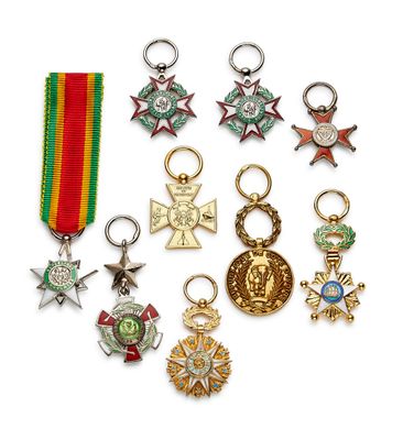 de nombreuses médailles de toutes sortes sur fond blanc