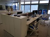 un bureau équipé de deux ordinateurs et de deux chaises dans un bureau