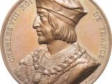 un gros plan d'une médaille sur laquelle figure un homme coiffé d'un chapeau
