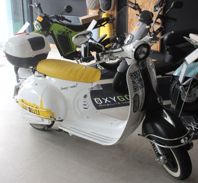 Les motos sont garées en rangée dans un garage.