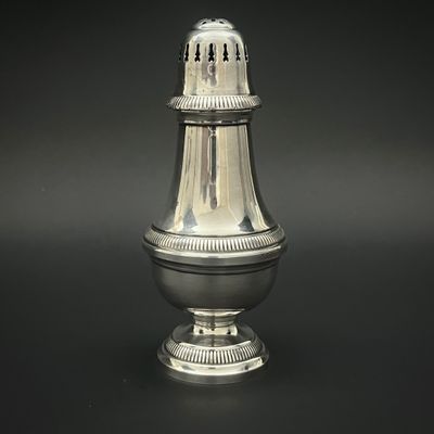 une salière ancienne en argent sur fond noir