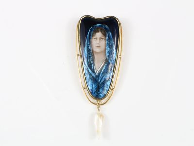 L. RETAT Limoges - Pendentif en or, de forme longue, centrée…