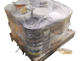 une pile de denrées alimentaires emballées dans du plastique posée sur une palette
