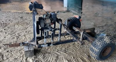 un petit tracteur immobilisé dans le sable