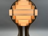 l'image d'une lampe posée sur une table