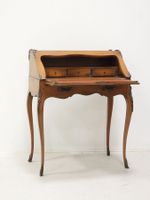 BUREAU DE PENTE en bois naturel à décor sculpté de rinceaux,… (photo 3)
