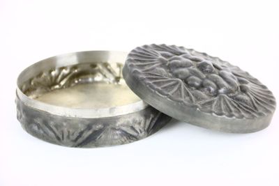 une petite boîte en argent ornée d'un motif floral