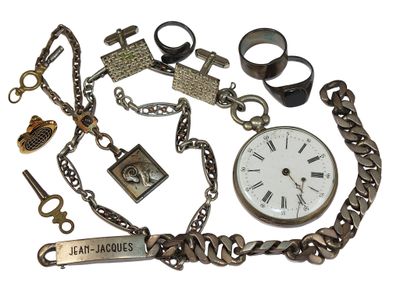 tout un assortiment d'objets, notamment une montre, des bracelets, des clés et d'autres objets