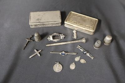 beaucoup d'objets en argent posés sur une table