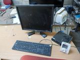 une image représentant un bureau avec un écran d'ordinateur et un clavier
