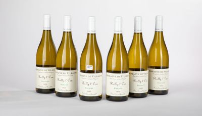 six bouteilles de vin sont alignées sur une surface blanche