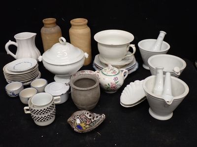 de nombreux types de vases et de bols sur la table