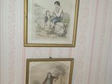 deux photos encadrées d'un homme et d'une femme sur le mur
