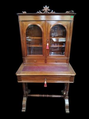 Bureau-vitrine en bois ouvrant à deux portes vitrées et deux…