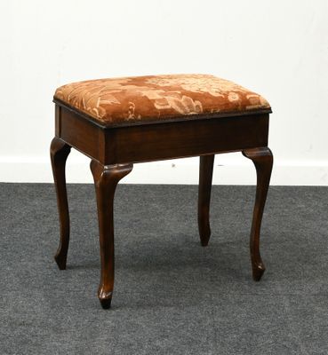 un petit banc en bois avec une assise rembourrée à motifs floraux