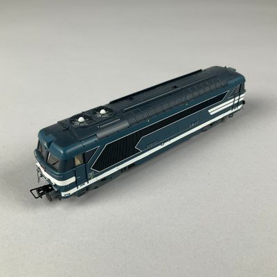 un petit train posé sur une table