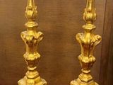 deux bougies posées sur un tissu rouge