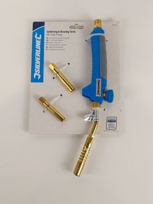 un outil bleu et doré posé sur une surface blanche