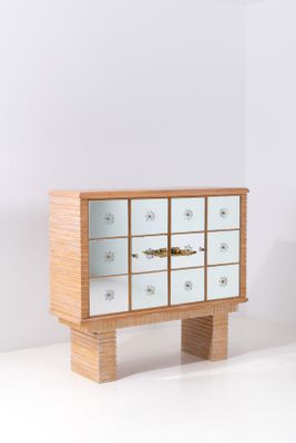 une armoire en bois dotée de nombreux tiroirs, dans une pièce blanche