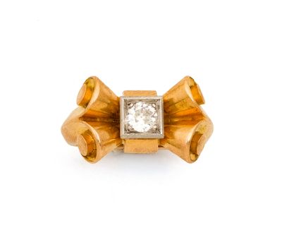 gros plan d'une bague en or avec un diamant au centre