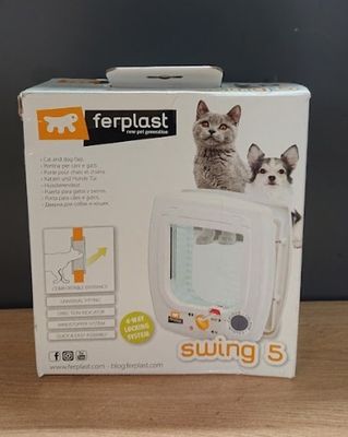 une boîte sur laquelle est représenté un chat et un chien