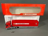 camionnette jouet rouge et blanche avec une caisse rouge à l'arrière