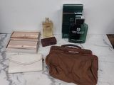 une table sur laquelle se trouvent un sac, un sac à main et d'autres objets