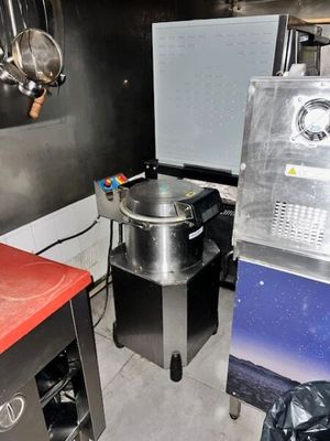 une cuisine équipée d'une cuisinière, d'un évier et d'autres appareils électroménagers