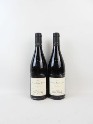 deux bouteilles de vin posées l'une à côté de l'autre sur une surface blanche