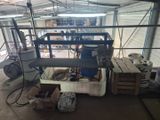 une grande machine installée à l'intérieur d'un bâtiment