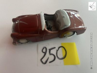 une petite voiture miniature avec un numéro sur le côté