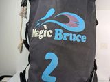 un sac noir orné d'un logo, posé sur une table