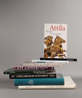 plusieurs livres sont empilés sur une table