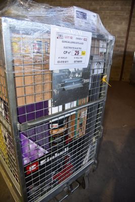 une grande cage métallique surmontée d'un panneau