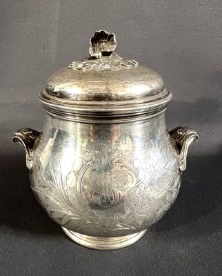 une casserole en argent avec un couvercle, posée sur une table