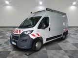 une camionnette blanche garée dans une pièce
