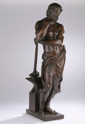 une image représentant la statue d'un homme tenant un marteau